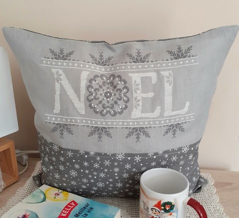coussin de noël blanc la cigogne qui brode