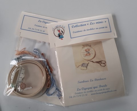 mini tambours la cigogne qui brode