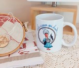 mug la cigogne qui brode